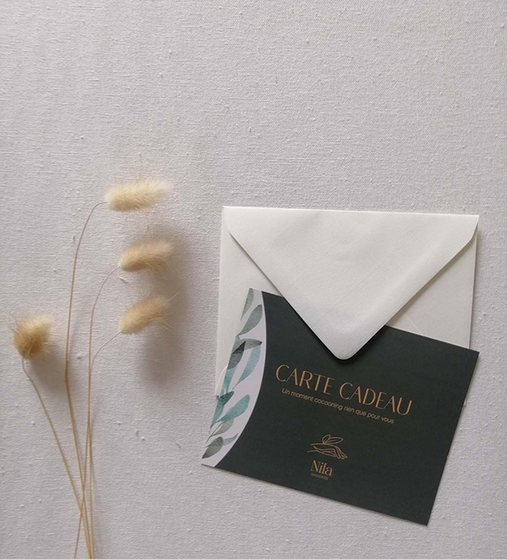 Carte cadeau cartonnée avec des motifs rappelant la nature accompagnée de son enveloppe