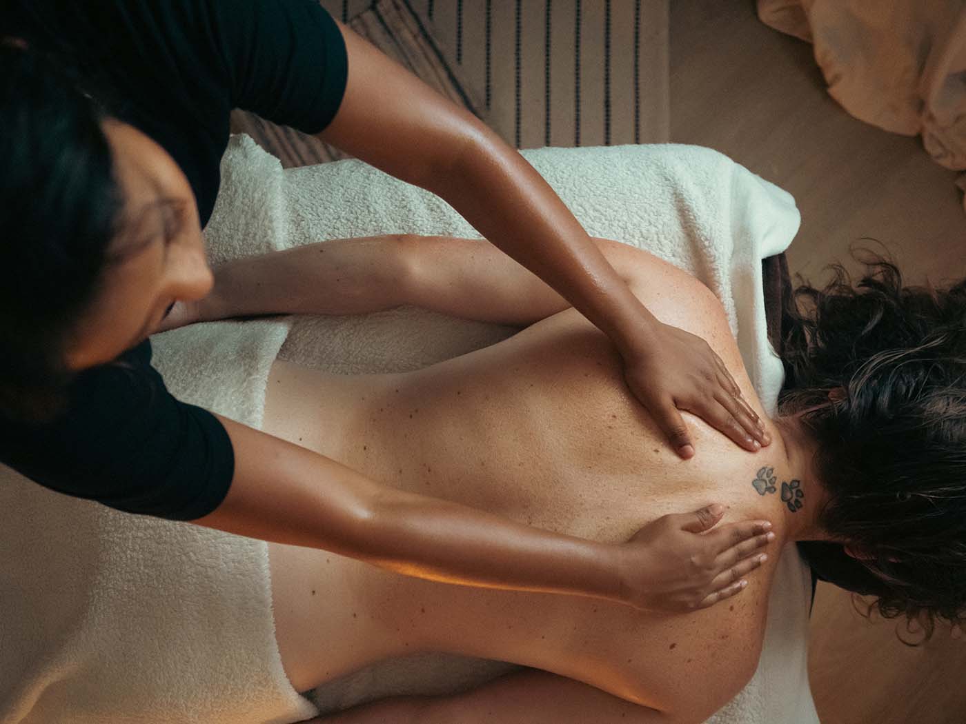 La masseuse masse les omoplates de la cliente